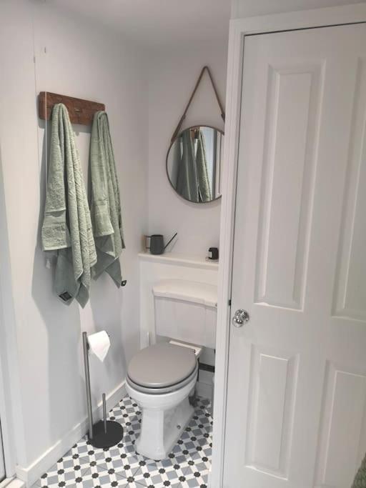 Stylish Apartment In Horsham With Parking And Own Entrance Exterior foto