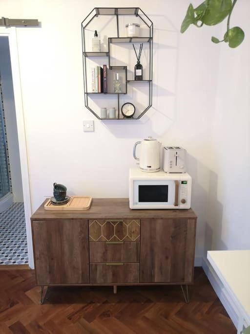 Stylish Apartment In Horsham With Parking And Own Entrance Exterior foto