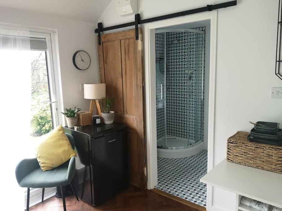 Stylish Apartment In Horsham With Parking And Own Entrance Exterior foto