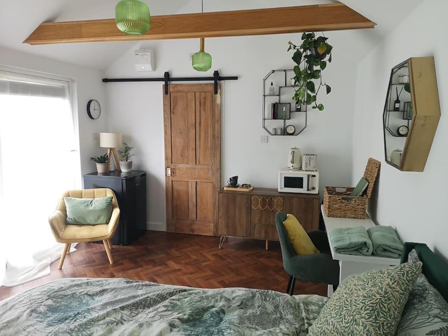 Stylish Apartment In Horsham With Parking And Own Entrance Exterior foto