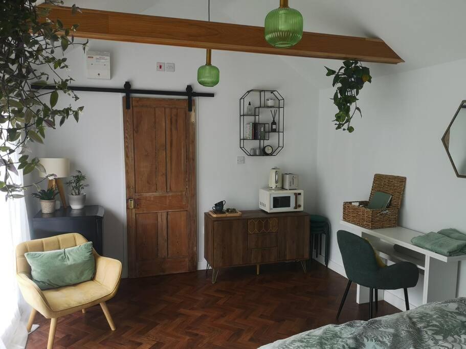 Stylish Apartment In Horsham With Parking And Own Entrance Exterior foto