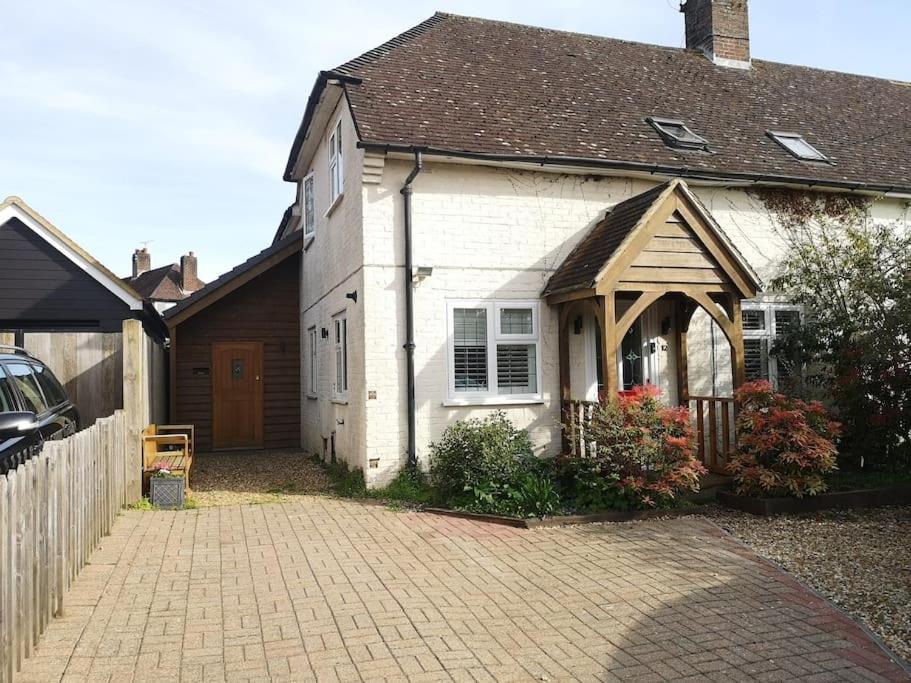 Stylish Apartment In Horsham With Parking And Own Entrance Exterior foto