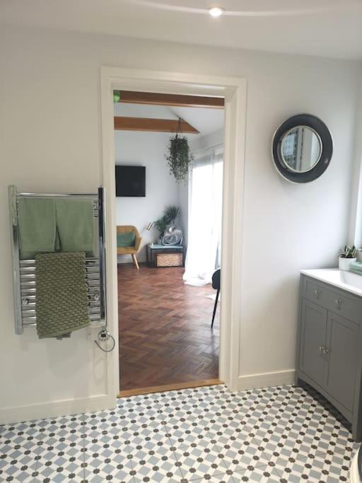 Stylish Apartment In Horsham With Parking And Own Entrance Exterior foto